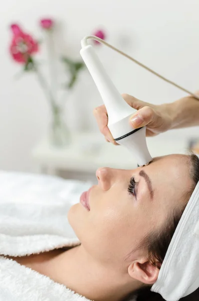 Jonge Aantrekkelijke Vrouwelijke Genieten Gezicht Massage Met Moderne Apparaat Beauty — Stockfoto