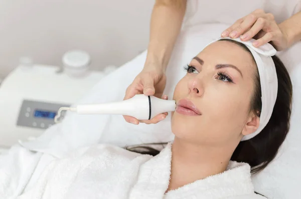 Femminile Godendo Nel Massaggio Facciale Dopo Iniezione Ialurone Nelle Labbra — Foto Stock
