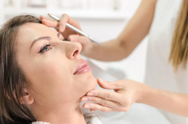 Aantrekkelijke Vrouw Met Perfecte Huid Doen Permanente Make Spa Schoonheidssalon — Stockfoto