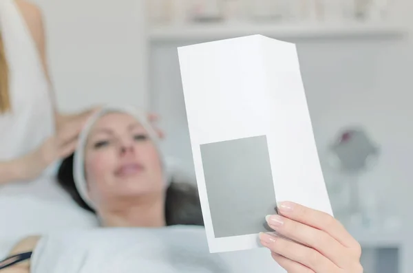 Client Lying Ordination Showing Camera White Paper Empty Space Text — Stock Photo, Image