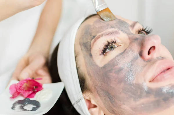 Procedure Applying Black Mask Face Beautiful Female Spa Treatments Care — Stock Photo, Image