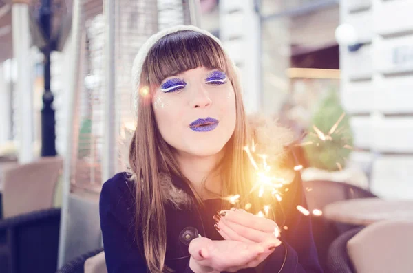 Gelukkige Vrouw Met Blauwe Klatergoud Make Waait Sprinkler Café Restaurant — Stockfoto