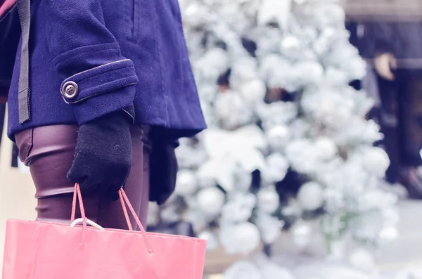 Frau Fuß Mit Einkaufstaschen Mit Weihnachtsbaum Schnee Hintergrund — Stockfoto