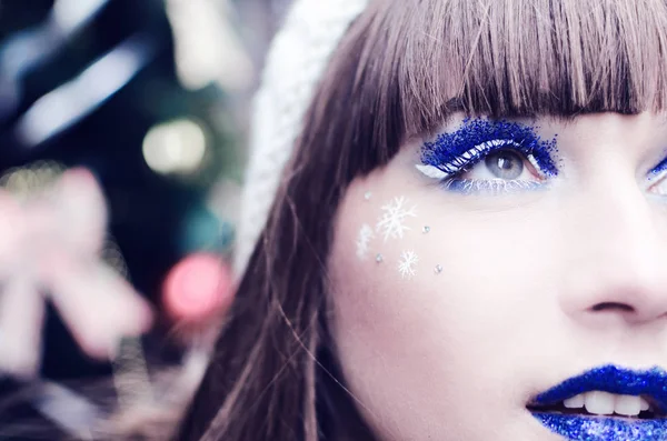 Retrato Feminino Glamour Com Flocos Neve Rosto Azul Branco Colorido — Fotografia de Stock