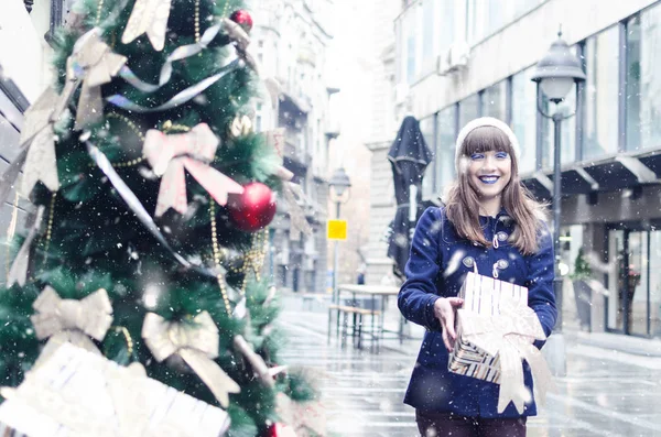 Счастливая Девочка Подросток Гуляет Городу Держит Большую Рождественскую Коробку Подарками — стоковое фото
