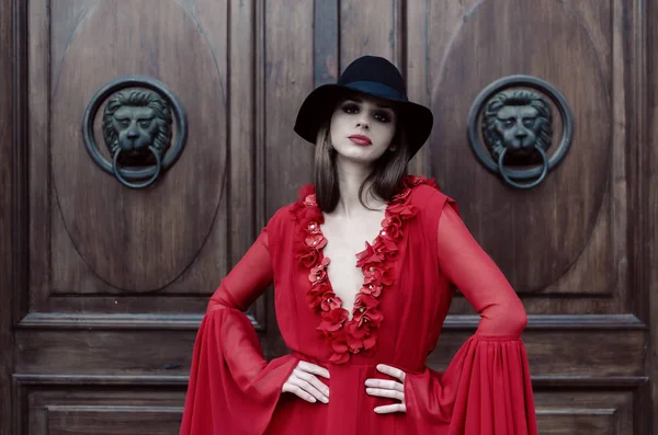 Mulher Elegante Bonita Jovem Posando Vestido Vermelho Chapéu Preto — Fotografia de Stock