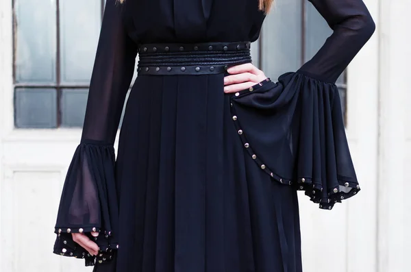Güzel Kadınla Ilgili Ayrıntılar Şaşırtıcı Uzun Siyah Elbise Çırpınan Dantel — Stok fotoğraf