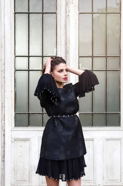 Ritratto Alta Moda Donna Elegante Abito Nero Trucco Luminoso Sfondo — Foto Stock
