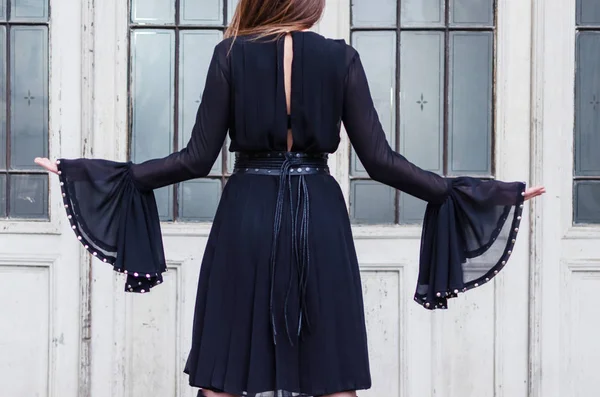 Foto Alta Moda Mujer Elegante Pequeño Vestido Aleteo Negro Detalles — Foto de Stock