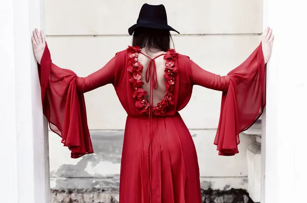 Жінка Червоній Сукні Леді Фентезі Плаття Літає Махає — стокове фото
