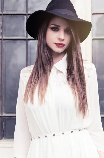 Kırmızı Dudaklar Siyah Şapka Uzun Beyaz Elbise Moda Moda Kavramı — Stok fotoğraf