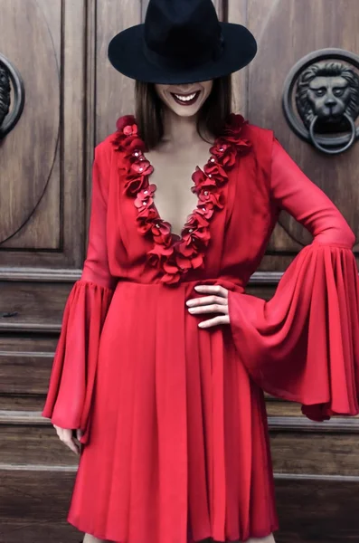 Retrato Uma Jovem Morena Sorridente Feliz Vestido Elegante Único Vermelho — Fotografia de Stock