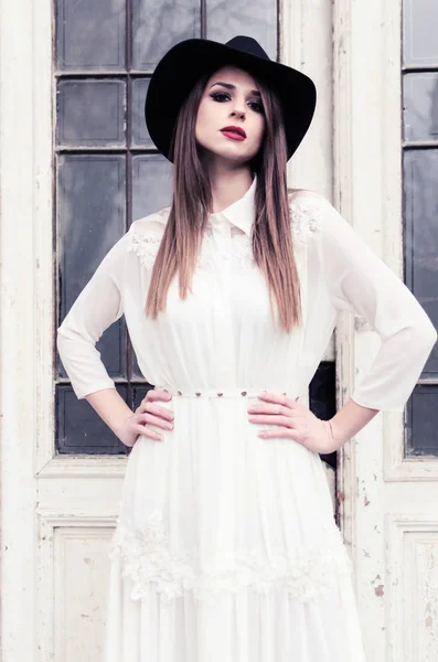 Vestido Renda Edwardian Antigo Usado Por Uma Mulher Bonita Contra — Fotografia de Stock