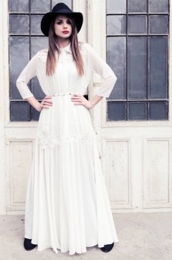 Önünde eski mimari poz beyaz çırpınan elbiseli güzel ciddi Cinderella.