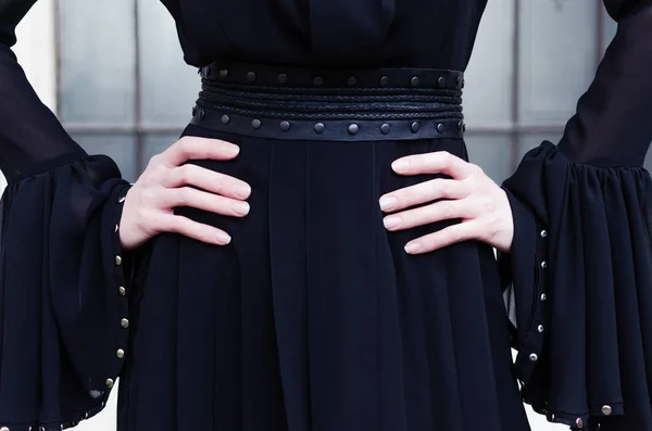 腰に手スリムな女性が驚くほどファッショナブルな詳細 シルク レース ジルコンで黒のドレスでポーズ — ストック写真