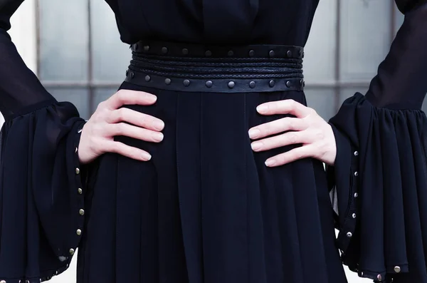 Mãos Nas Ancas Mulher Magro Posando Vestido Preto Com Incríveis — Fotografia de Stock