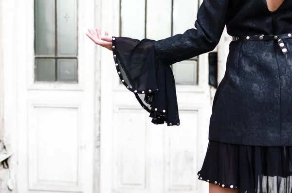 Kırpılmış Görüntü Vintage Siyah Elbise Klasik Kısa Line Elbise Ile — Stok fotoğraf