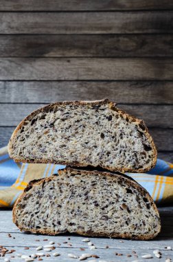 tohumlar üzerinde rustik ahşap, kopya alanı ile taze koyu çavdar ekmeği