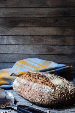 lezzetli taze pişmiş çavdar ekmeği ahşap arka plan üzerinde kırmızı