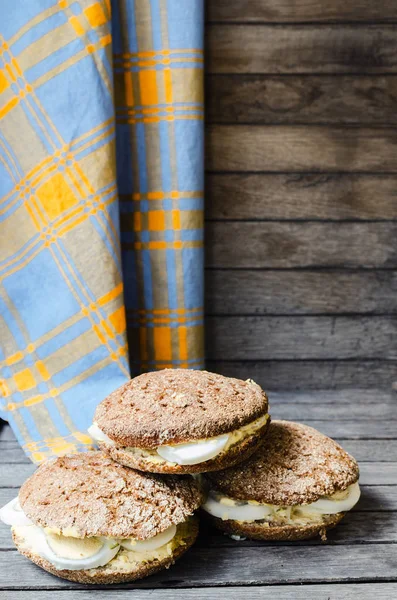 Hemgjorda Friska Mackor Med Ägg — Stockfoto