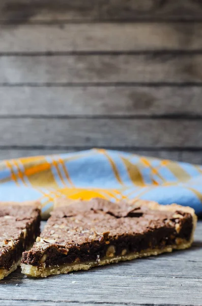 Bolo Chocolate Caseiro Com Nozes Casca Laranja Velha Mesa Madeira — Fotografia de Stock