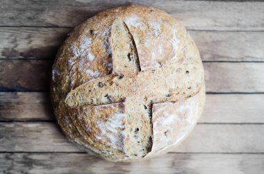 Akdeniz siyah zeytin ekmek retro arka planda, yakın çekim