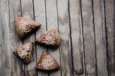 Retro ahşap zemin, sağlıklı hamur üzerine susam ile küçük diyet tahıl buns