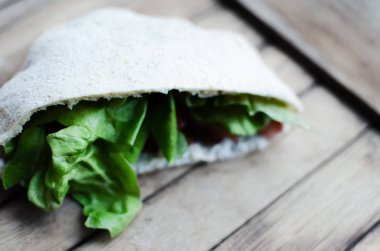 Pita ekmeği içinde taze sebze sandviç. Seçici odak.