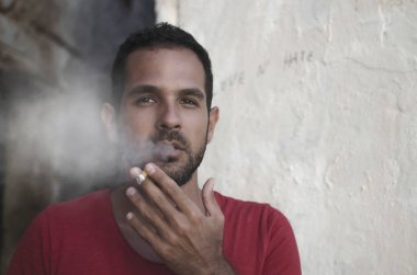 Güzel Arapça adam kamera önünde Sigara İçilmeyen. Sağlıksız yaşam tarzı kavramı.