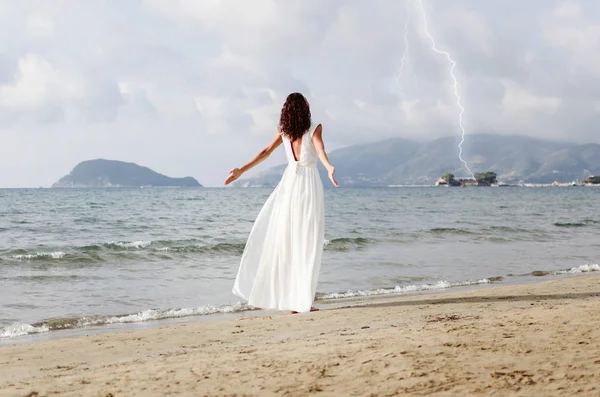 Braut Mit Erhobenen Händen Genießt Bei Schlechtem Wetter Tunder Meer — Stockfoto
