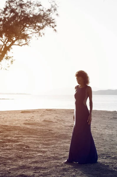 Menina Vestido Longo Elegante Andando Praia Ensolarada Pôr Sol — Fotografia de Stock