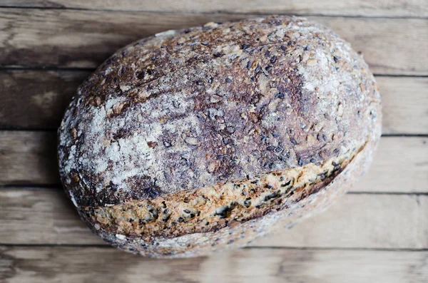 Bütün tahıl ekmeği tohumlar üzerinde ahşap pano portre ile