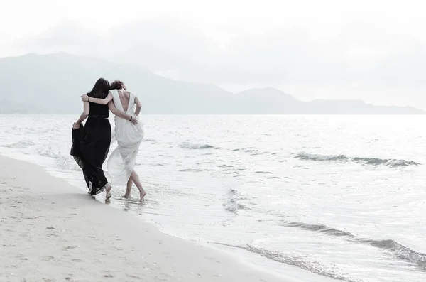 Două Fete Mergând Mare Plajă Vedere Înapoi Surorilor Fericite Sau — Fotografie, imagine de stoc