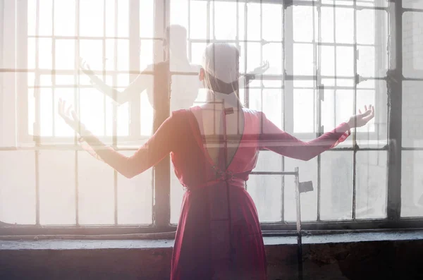 Дівчина Піднятими Руками Стоячи Біля Вікна Відчуваючи Свободу Або Свободу — стокове фото