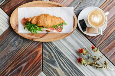 masada sıcak kahve ile taze kruvasanlar ile Kahvaltı