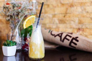 taze sıkılmış suyu metin alanı ile ahşap bir retro tabloda