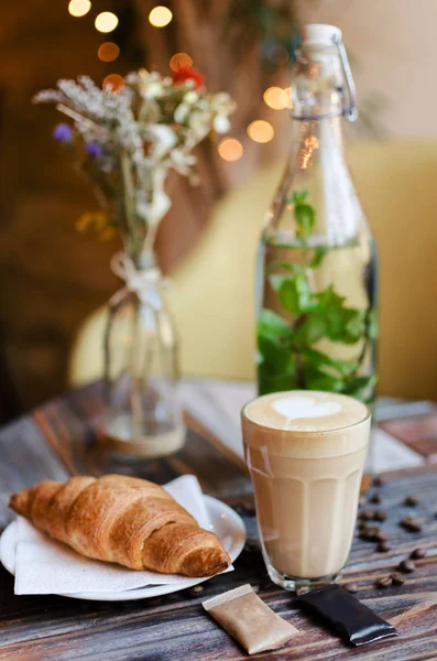 Reggelt Kávé Croissant Díszített Tábla Kreatív Üveg Víz Menta — Stock Fotó