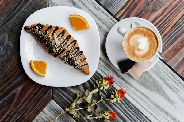 Café Arte Latte Con Croissant Tan Delicioso Tablón — Foto de Stock