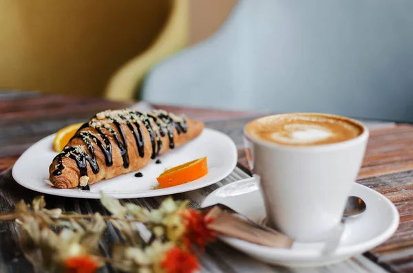 Cappuccino Croissant Kupa Sötét Retro Háttér Szelektív Összpontosít Reggeli Koncepció — Stock Fotó