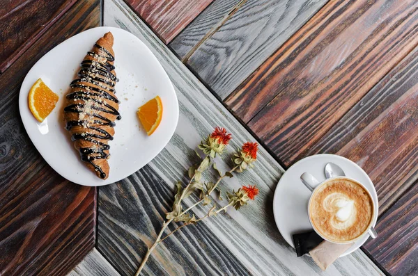 Kávé Csésze Friss Sült Croissant Fából Készült Háttérrel Felülnézet — Stock Fotó