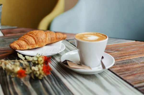 Frühstück Mit Frischen Croissants Und Heißem Kaffee Auf Dem Tisch — Stockfoto