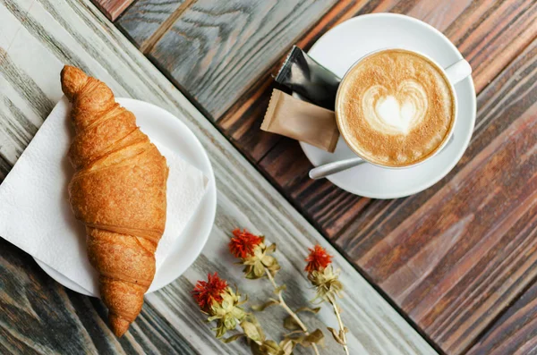 Reggeli Friss Croissant Forró Kávéval Táblázat — Stock Fotó