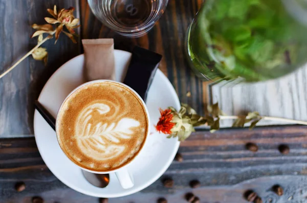 Latte Art Kaffeekunst Von Barista Auf Schönem Retro Holzhintergrund Blick — Stockfoto