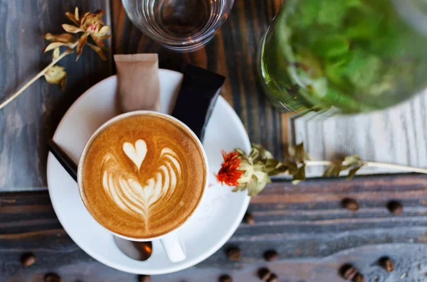 Latte Art Kaffeekunst Von Barista Auf Schönem Retro Holzhintergrund Blick — Stockfoto