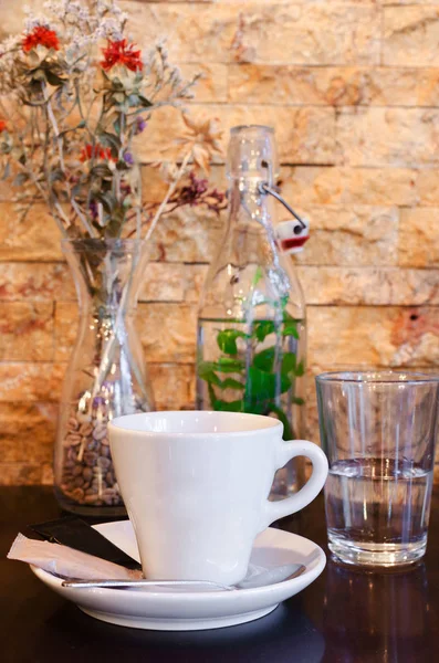 Taza Blanca Café Expreso Una Mesa Decorada Madera — Foto de Stock