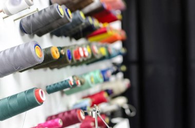 renkli iplik, uçları ile raf dikiş çok