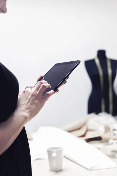 Diseñadora Moda Femenina Trabajando Con Tablet Sastrería — Foto de Stock