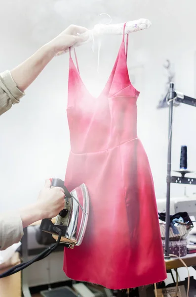 Donna Mani Possesso Ferro Caldo Vapore Vestito Rosso Nel Salone — Foto Stock