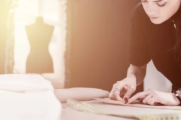 Diseñadora Moda Femenina Trabajando Estudio Sastrería — Foto de Stock