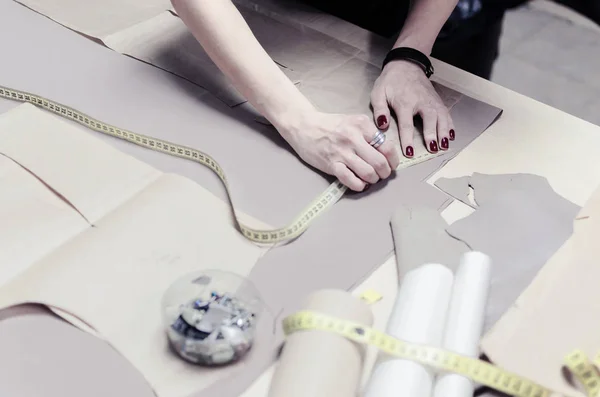 Γυναίκες Σχεδιαστής Μόδας Που Εργάζονται Στούντιο Στο Ραφείο — Φωτογραφία Αρχείου